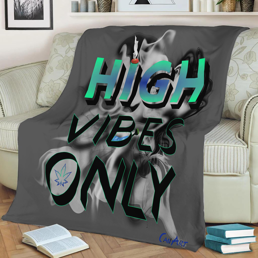 Image de la couverture polaire High Vibes Only de CanEmpire. Cette couverture de 150 cm par 130 cm arborant une illustration à thématique de cannabis vous offrira chaleur & douceur ultime.