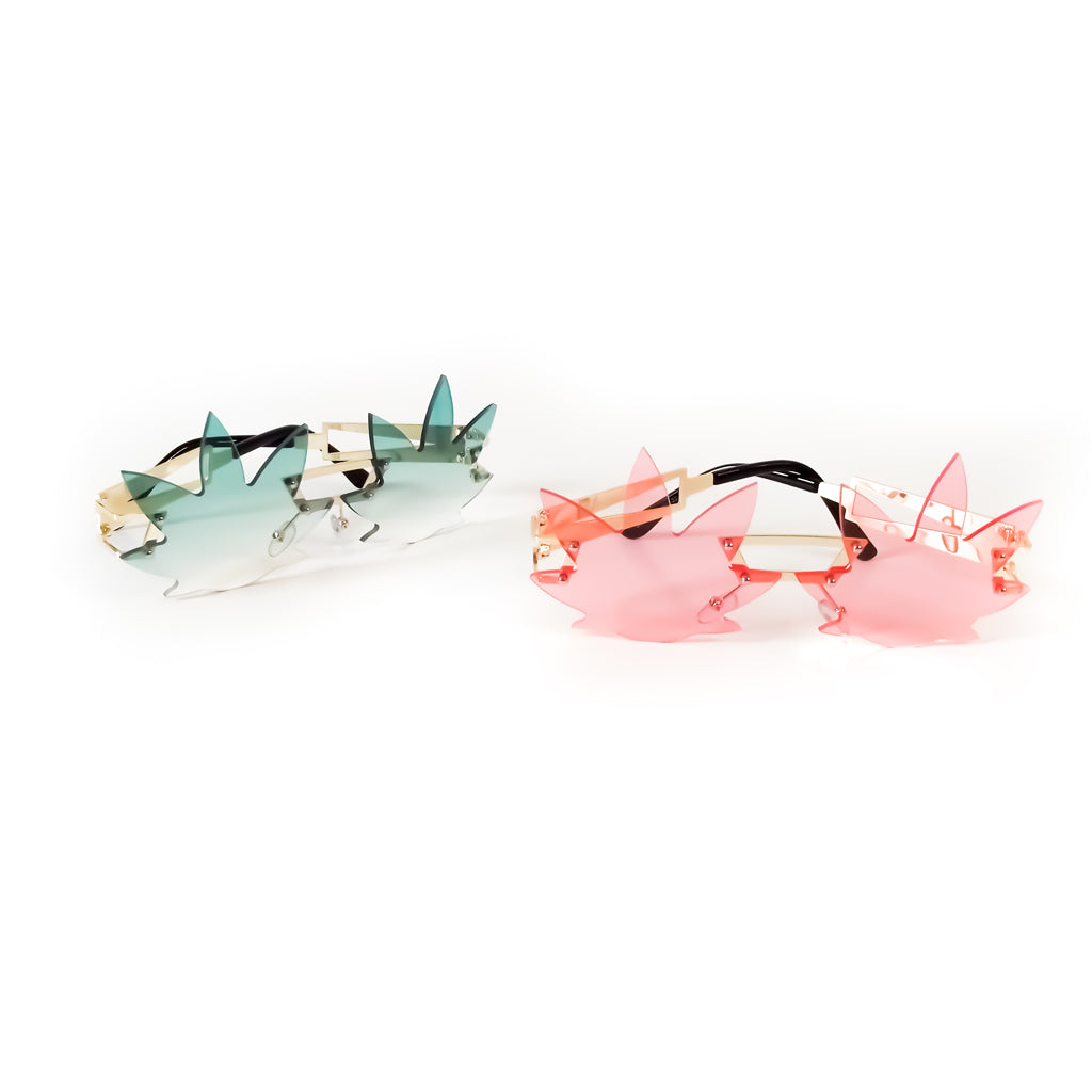 Image des lunettes de soleil de CanEmpire rappelant la forme de feuilles de cannabis. Ces lunettes idéales pour la saison estivale et les festivals sont disponibles en rose et en vert, en plus d'être accompagnées d'une étui de cuir synthétique écologique.