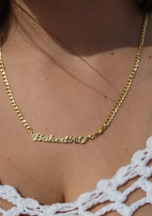 Image du collier en acier inoxydable de CanEmpire arborant la mention BakedAF. Ces bijoux plaqués or et à thématique de cannabis sont disponibles en plusieurs variantes de texte.