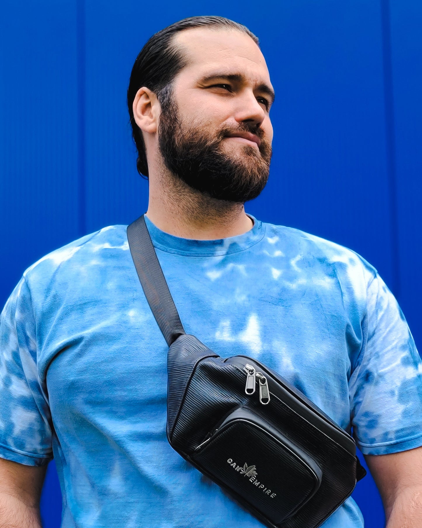 Image des sacs banane anti-odeurs de CanEmpire faits de cuir synthétique écologique. Ces sacs ajustables sont disponibles en 2 couleurs (noir et tie-dye) et offrent de nombreux avantages.