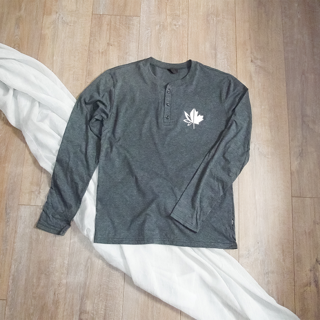 Image du t-shirt gris manches longues avec boutons arborant le logo CanEmpire. Ce chandail fabriqué au Canada à partir d'un tissu composé de 50% polyester recyclé & 50% coton biologique fait partie de la merch de CanEmpire.